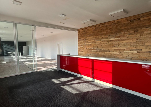 Showroom, obchod či sklad v uzatvorenom areáli