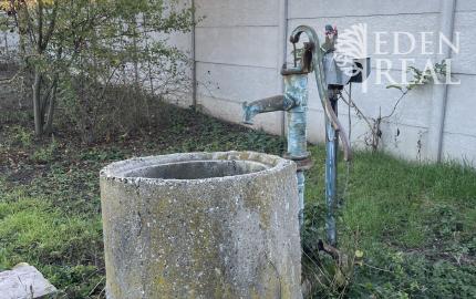 Stavebný pozemok so stavebným povolením v centre obce