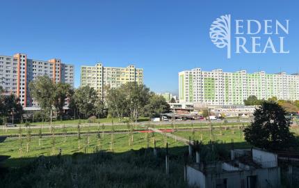 3-izbový byt s 2 loggiami v blízkosti električkovej trate