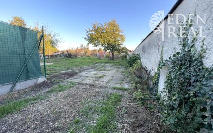 Stavebný pozemok so stavebným povolením v centre obce