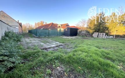 Stavebný pozemok so stavebným povolením v centre obce