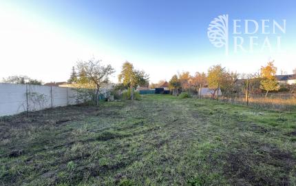 Stavebný pozemok so stavebným povolením v centre obce