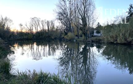 Stavebný pozemok so stavebným povolením v centre obce