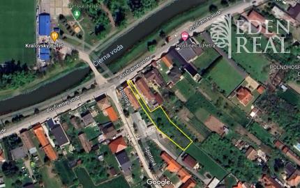 Stavebný pozemok so stavebným povolením v centre obce