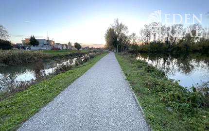 Stavebný pozemok so stavebným povolením v centre obce