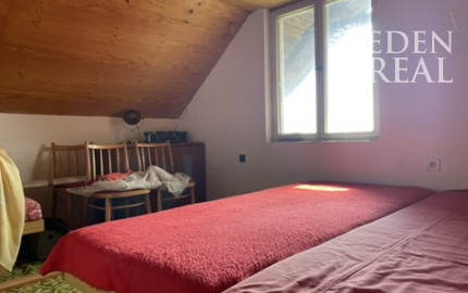 Chata v lesnom prostredí s krásnym výhľadom na pozemku 489m2