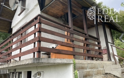 Chata v lesnom prostredí s krásnym výhľadom na pozemku 489m2