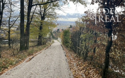 Chata v lesnom prostredí s krásnym výhľadom na pozemku 489m2