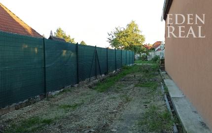Stavebný pozemok so stavebným povolením v centre obce