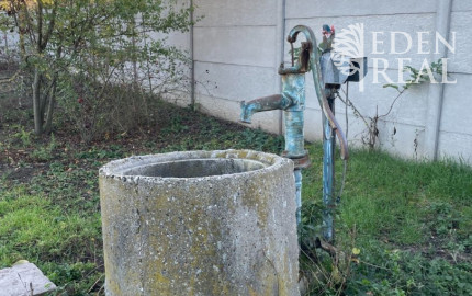 Pozemok so stavebným povolením v centre obce