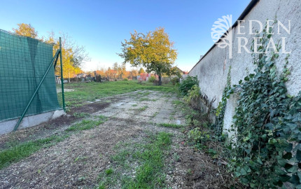 Pozemok so stavebným povolením v centre obce