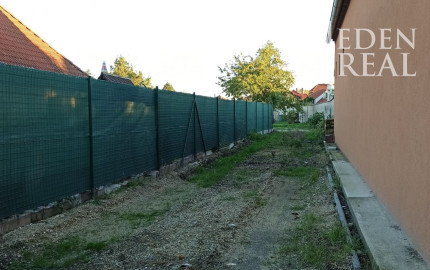 Pozemok so stavebným povolením v centre obce