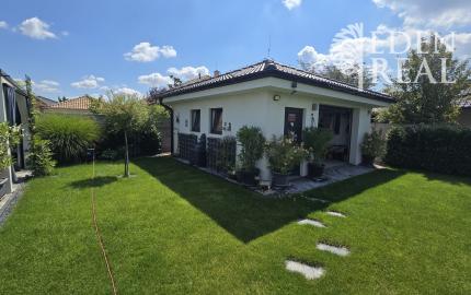 MODERNÝ 4-IZBOVÝ RODINNÝ DOM S BAZÉNOM, ALTÁNKOM A VEĽKÝM POZEMKOM V MILOSLAVOVE