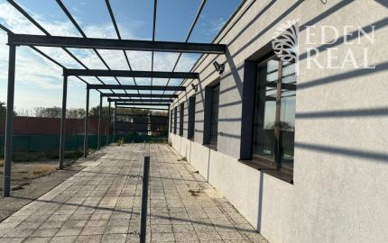 Showroom, obchod či sklad v uzatvorenom areáli