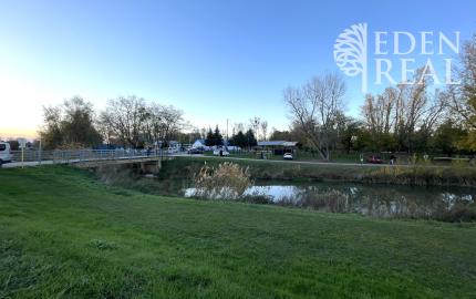 Stavebný pozemok so stavebným povolením v centre obce