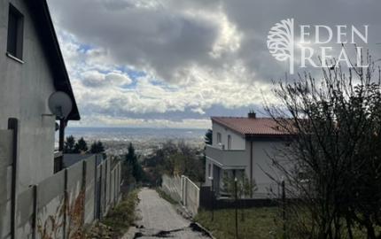 Chata v lesnom prostredí s krásnym výhľadom