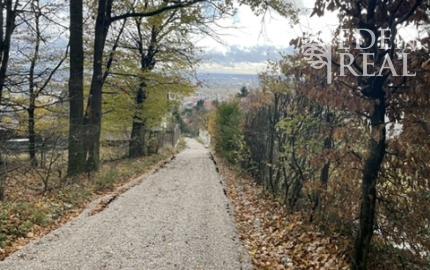 Chata v lesnom prostredí s krásnym výhľadom