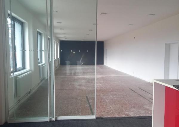 Showroom, obchod či sklad v uzatvorenom areáli