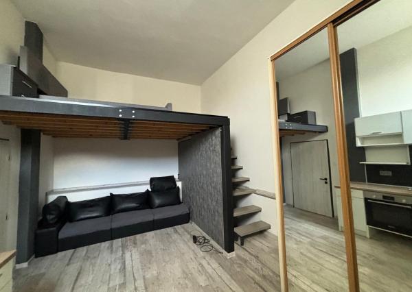 Showroom, obchod či sklad v uzatvorenom areáli