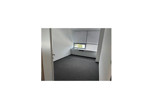 Malá kancelária v modernom objekte na Patrónke, 15,7 m2, 5. posch.