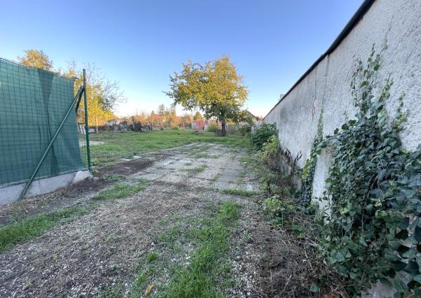 Stavebný pozemok so stavebným povolením v centre obce