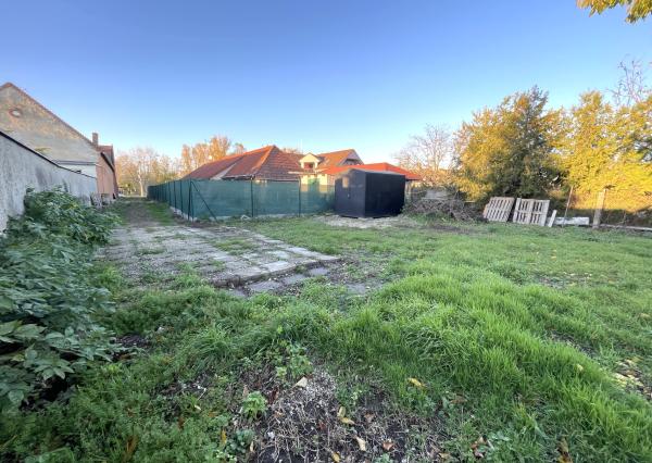 Stavebný pozemok so stavebným povolením v centre obce