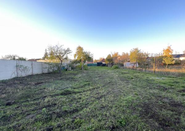 Stavebný pozemok so stavebným povolením v centre obce