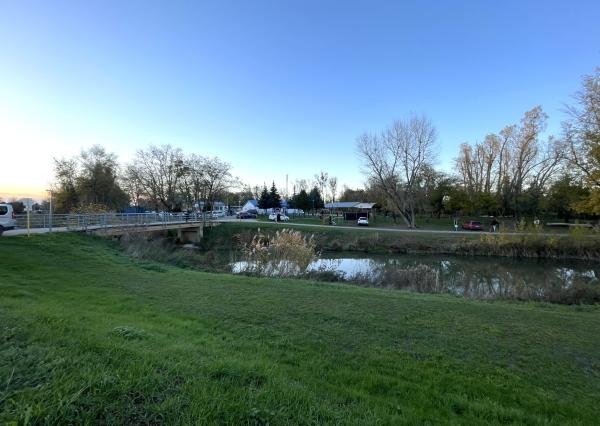 Stavebný pozemok so stavebným povolením v centre obce