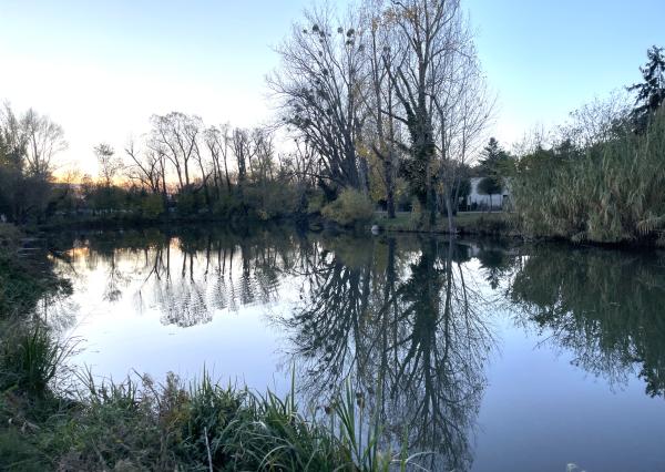 Stavebný pozemok so stavebným povolením v centre obce