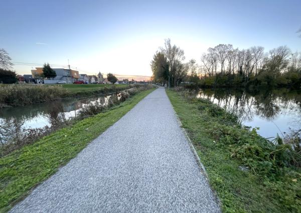 Stavebný pozemok so stavebným povolením v centre obce