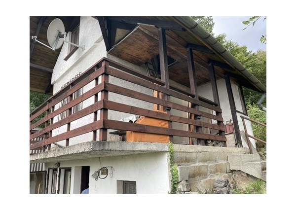 Chata v lesnom prostredí s krásnym výhľadom na pozemku 489m2