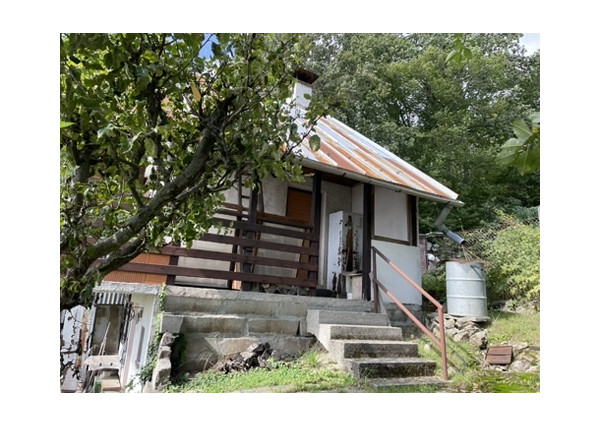 Chata v lesnom prostredí s krásnym výhľadom na pozemku 489m2