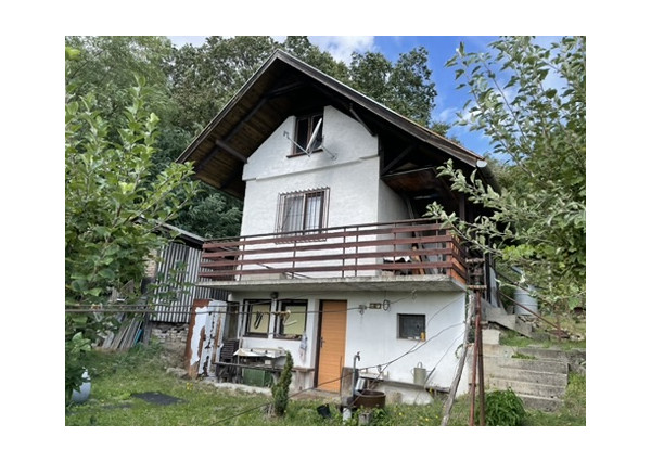 Chata v lesnom prostredí s krásnym výhľadom na pozemku 489m2