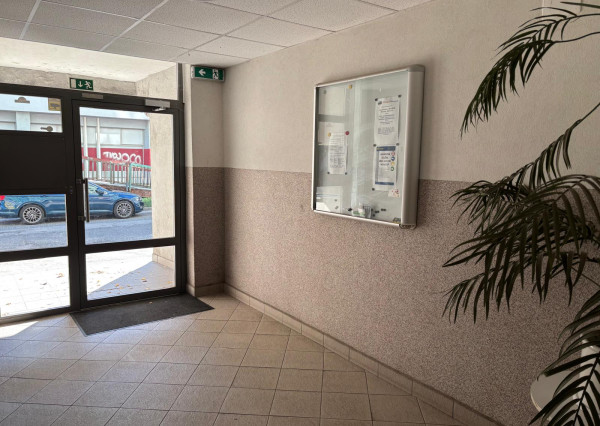 3-izbový byt s 2 loggiami v blízkosti električkovej trate