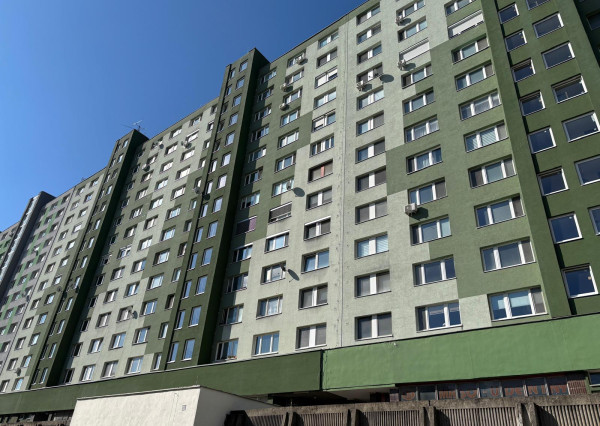 3-izbový byt s 2 loggiami v blízkosti električkovej trate