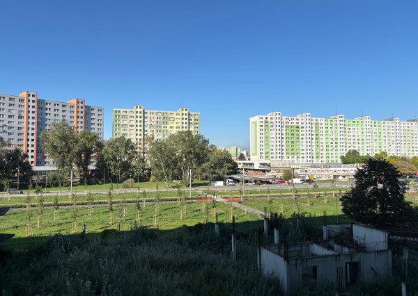 3-izbový byt s 2 loggiami v blízkosti električkovej trate