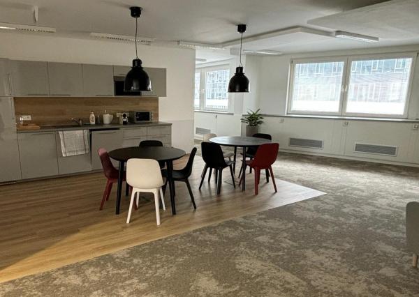 *Menšia kancelária na Flexifloor, BBC1 na Plynárenskej ul.