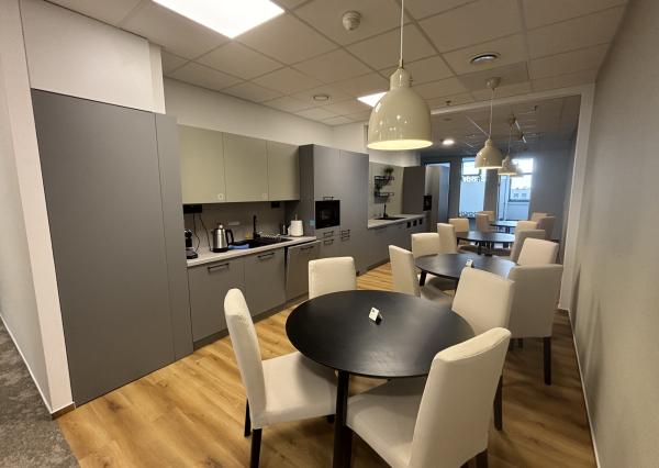 *Reprezentatívne kancelárie pre 3 osoby, BBC5, FLEXIFLOOR