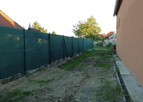 Stavebný pozemok so stavebným povolením v centre obce