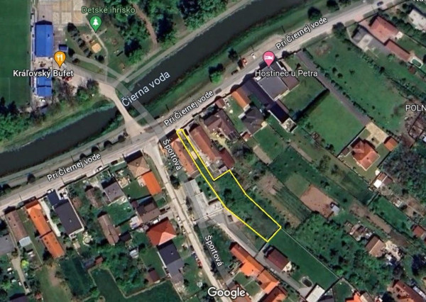 Pozemok so stavebným povolením v centre obce