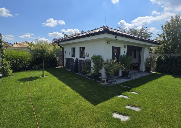MODERNÝ 4-IZBOVÝ RODINNÝ DOM S BAZÉNOM, ALTÁNKOM A VEĽKÝM POZEMKOM V MILOSLAVOVE