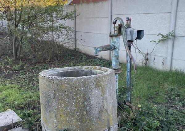 Stavebný pozemok so stavebným povolením v centre obce