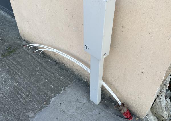 Stavebný pozemok so stavebným povolením v centre obce