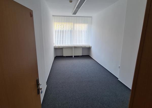*Dvojkancelária v administratívnej budove na Kramároch