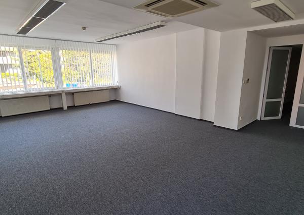 *Dvojkancelária v administratívnej budove na Kramároch