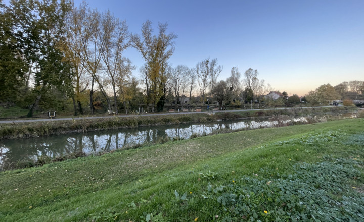 Pozemok so stavebným povolením v centre obce - fotografia 8