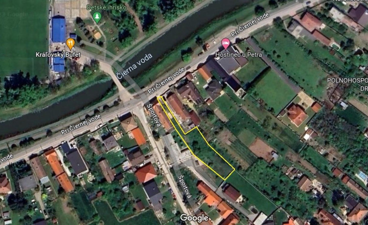Pozemok so stavebným povolením v centre obce - fotografia 1