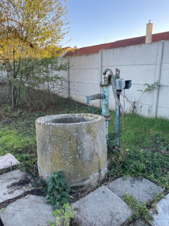 Pozemok so stavebným povolením v centre obce - fotografia 4
