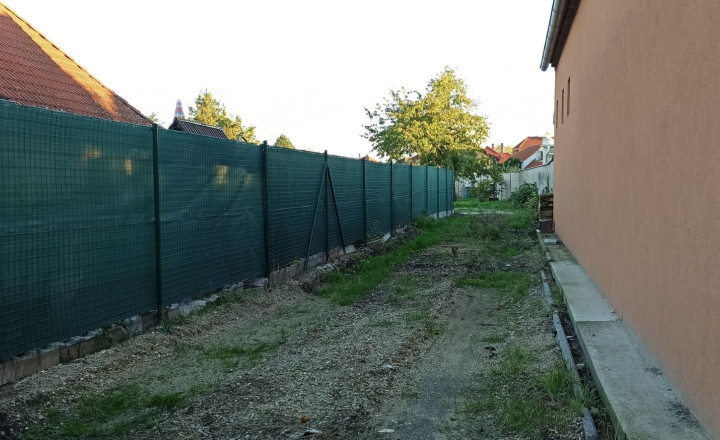 Pozemok so stavebným povolením v centre obce - fotografia 10