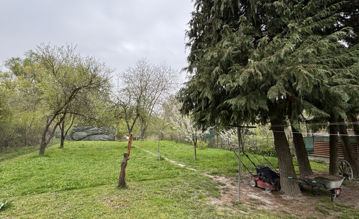 Pekný rodinný dom s veľkým pozemkom - fotografia 4
